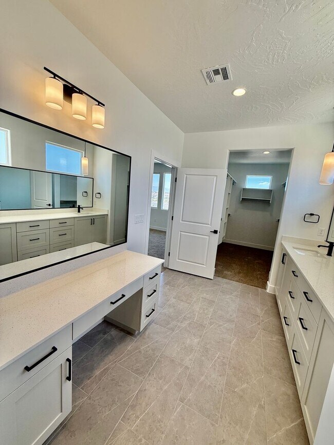 Building Photo - BRAND NEW Three Bedroom Townhome in Desert...