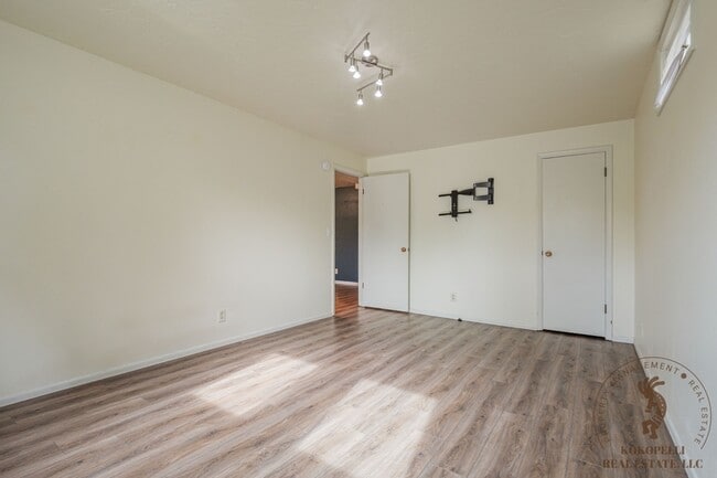 Building Photo - 1043 Lakeside Dr