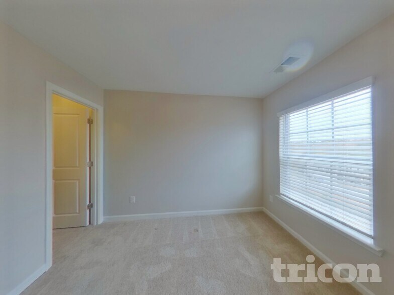 Building Photo - 208 Willow Grv Wy