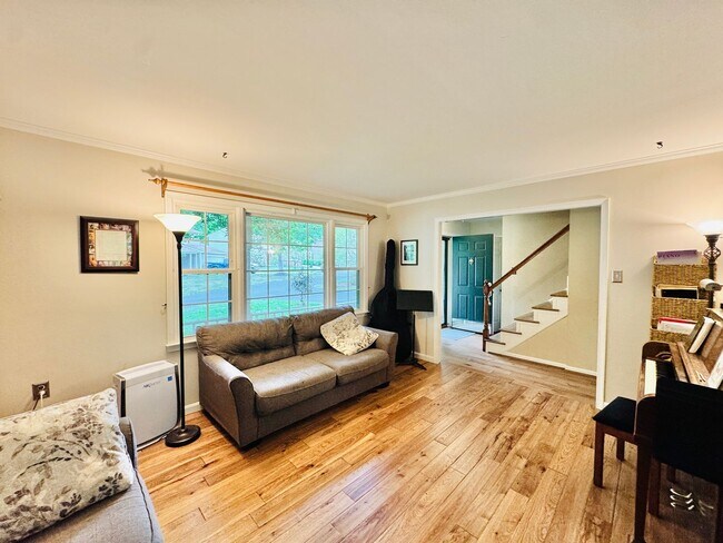 Building Photo - BEAUTIFUL AND PRIVATE LAKE RIDGE HOME