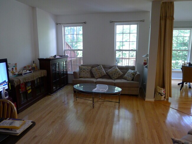 Building Photo - 553 Mockingbird Way