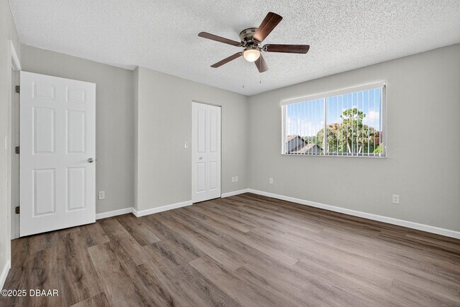 Building Photo - 168 W Sandalwood Ct