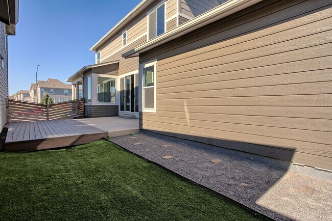 Building Photo - Beautiful 3 Bedroom Townhome in Mosaic