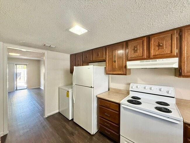 Building Photo - Available Now! 3 bedroom 2.5 bath townhome in Tyler