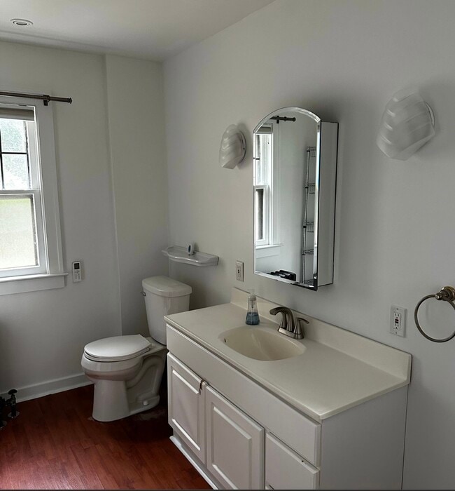 Building Photo - 9 Hickory St