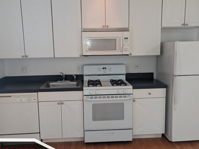 Building Photo - 4715 N Sheridan Rd