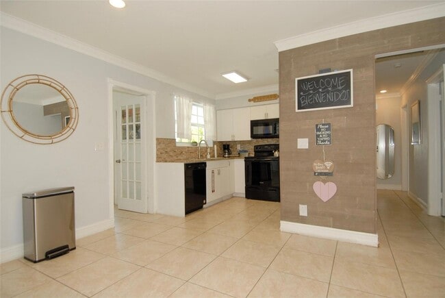 Building Photo - 21 NE 57th Ct