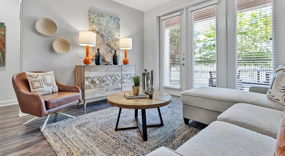 Building Photo - 2627 Live Oak St