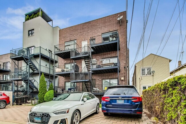 Building Photo - 1441 W Augusta Blvd