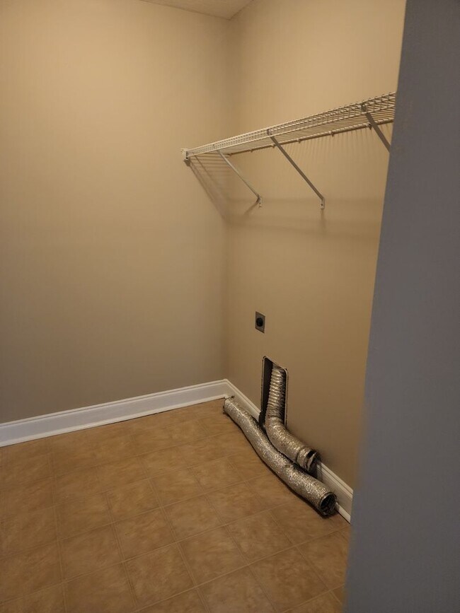 Building Photo - 114 Miller St NE