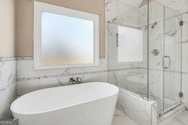 Building Photo - Fully Renovated Spacious 4BR Home nestled in beautiful community!