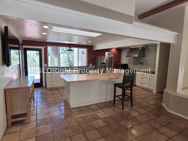 Building Photo - AVAILABLE NOW - 3 Bed/2.5 Bath Atascadero Home expansive property