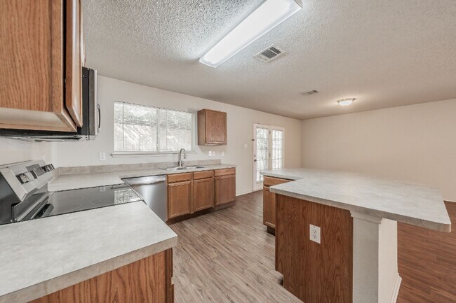 Building Photo - 10325 Bear Hollow Dr