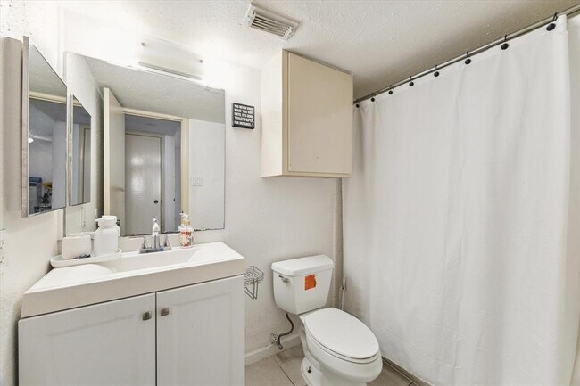 Building Photo - 11201 Lynbrook Dr