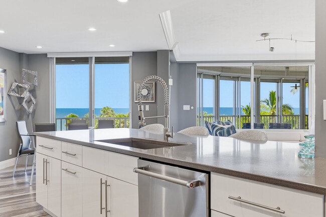 Building Photo - 8111 Bay Colony Dr