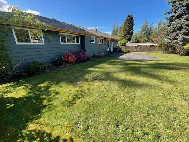 Building Photo - Edmonds View Home