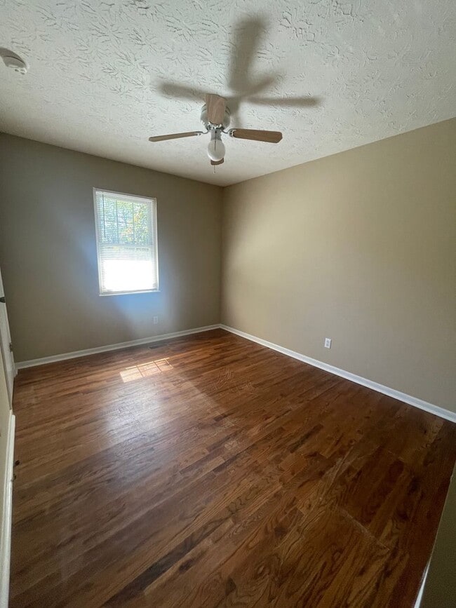 Building Photo - 3 bed, 2.5 bath, 2 car garage split foyer home in West Knoxville