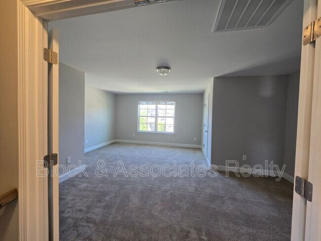 Building Photo - 5553 Marblehead Dr