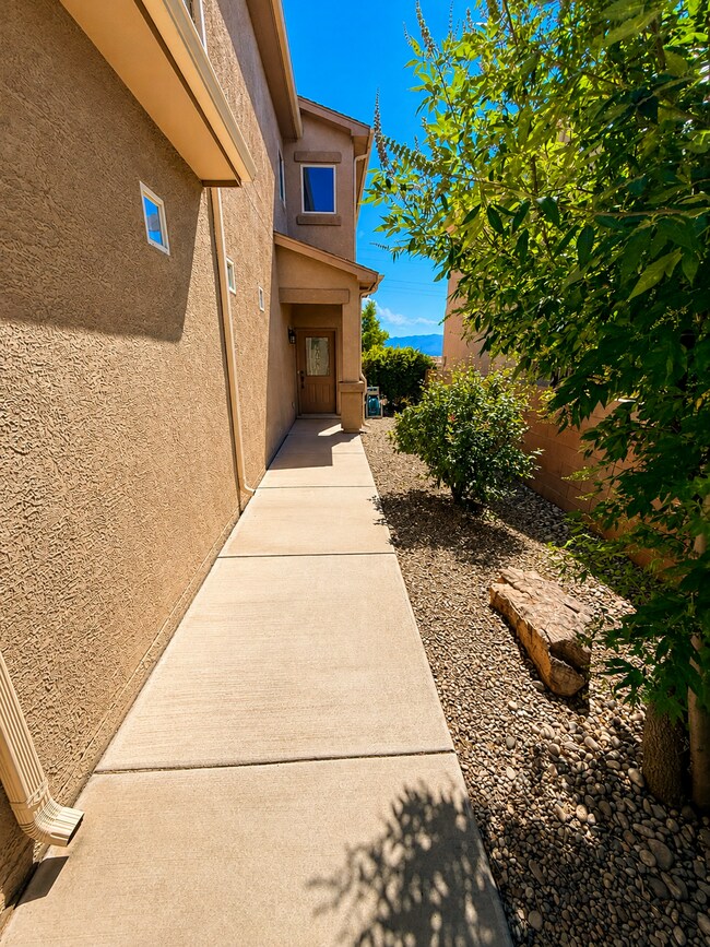 Building Photo - 8936 Mission Ridge Dr