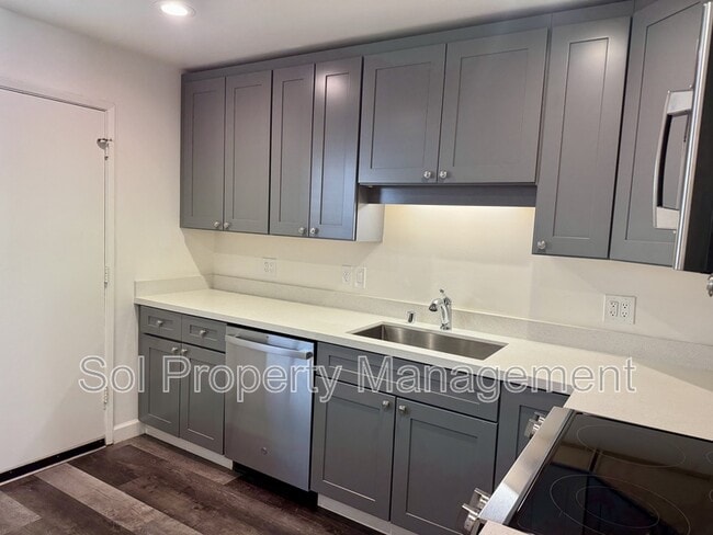 Building Photo - 1053 W Hamilton Ave