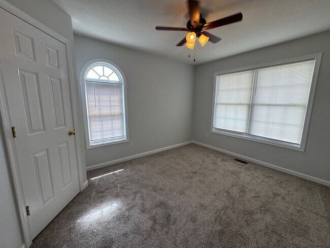 Building Photo - Brick End Unit Home in Taylor Springs NEW LVP FLOORING