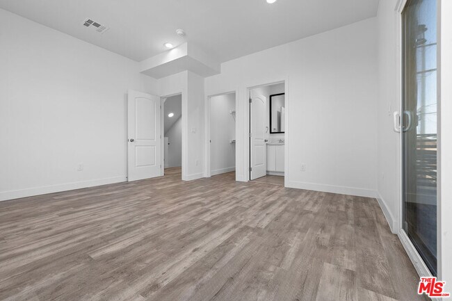 Building Photo - 603 W 41st Pl