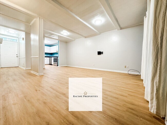 Building Photo - # Spacious Townhouse in Desirable Greenville Location