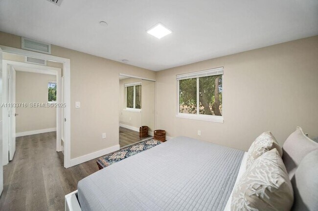 Building Photo - 2311 Scott St