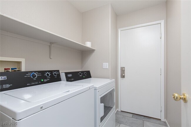 Building Photo - 8564 Shady Pines Dr