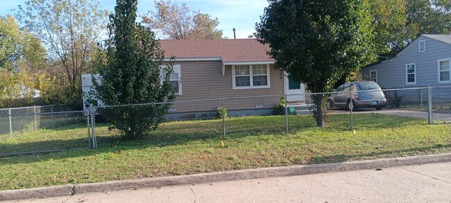 Building Photo - 548 E Woodrow St