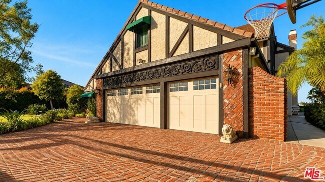Building Photo - 3722 Alonzo Ave