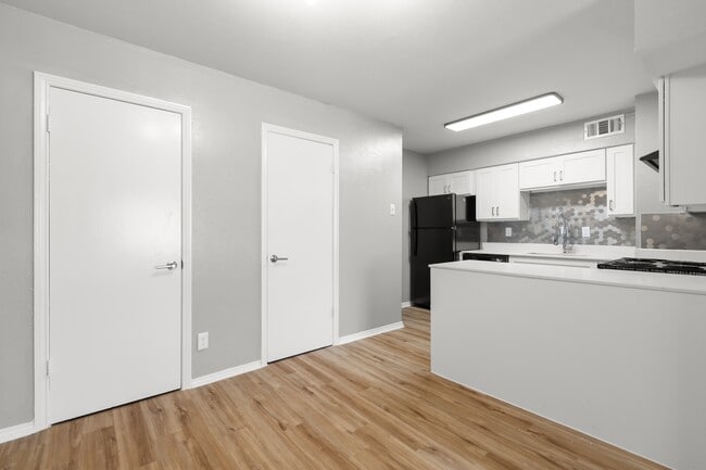 Building Photo - The Sidney