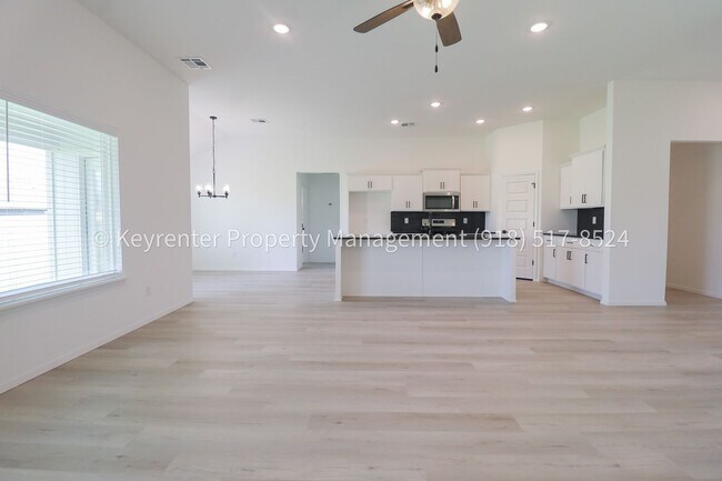 Building Photo - 2908 S Redwood Ave