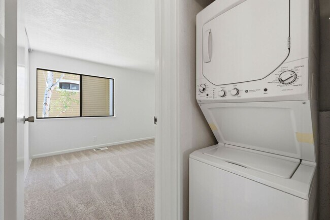 Building Photo - Beautiful Spacious 2-bedroom 1.5-Bath Townhome in Martinez!