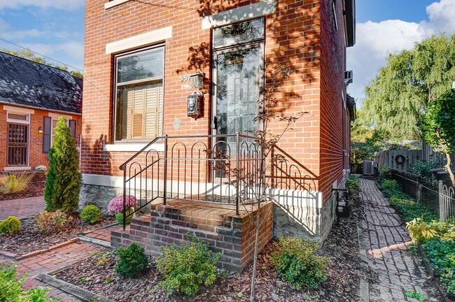 Building Photo - 557 S Grant Ave