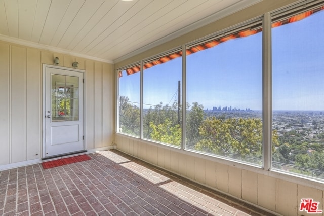 Building Photo - 2675 Glendower Ave