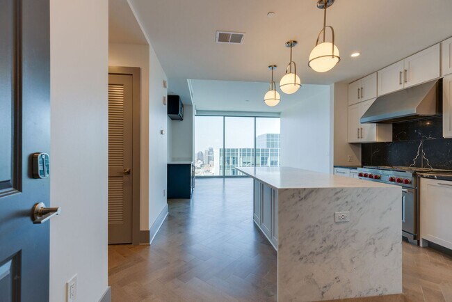 Building Photo - 2 Bedroom Luxury Condo w/ Exquisite Design and World-class Service