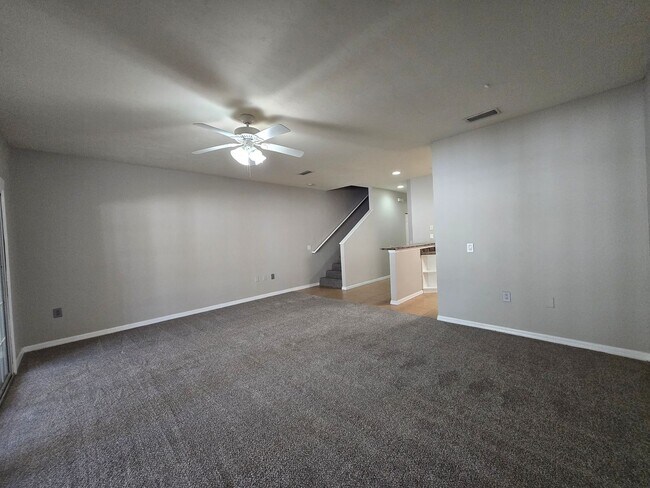 Building Photo - 2 Bed / 2.5 Bath Townhome with Upstairs Office/Sitting Area – Eagle Trace