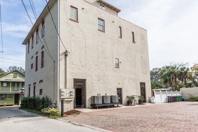 Building Photo - 92 Washington St