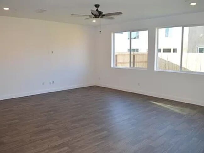 Building Photo - 2402 Urdaneta Way