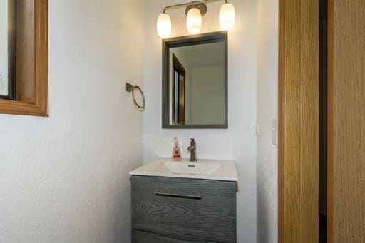 Building Photo - Maple Leaf 2-story 3 bed/2.5 bath with deck and garage available now for $3795!