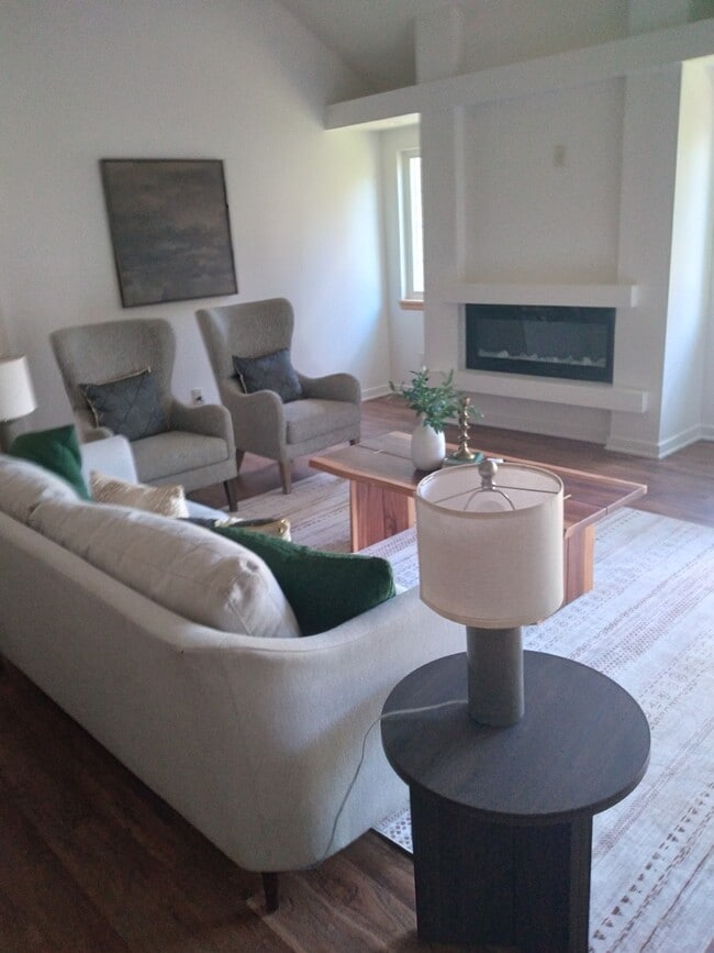 Building Photo - 2701 Pond Dr