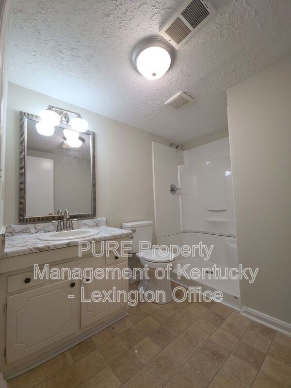 Building Photo - 3432 Warwick Ct