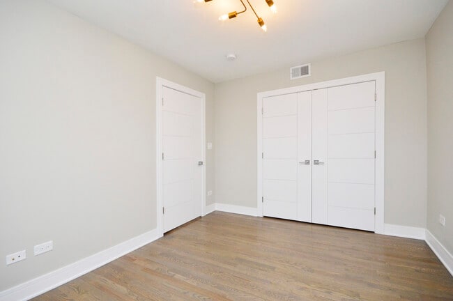 Building Photo - 5710 N Hermitage Ave