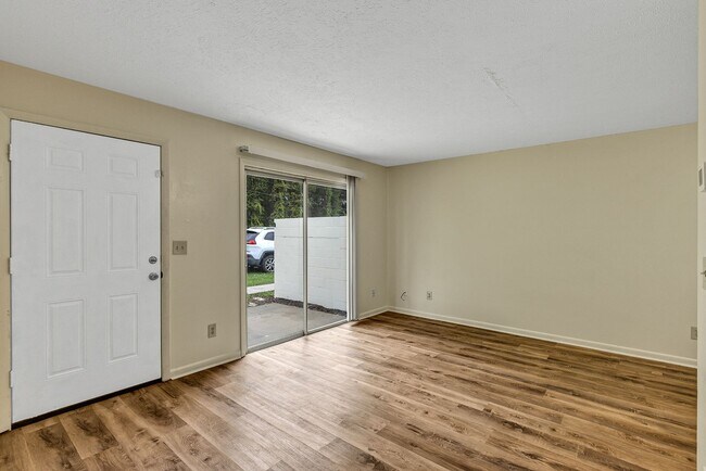 Building Photo - Charming 2-Bedroom Apartment for Rent – Great Location in Ocala! Deposit-Free Move-In Available!
