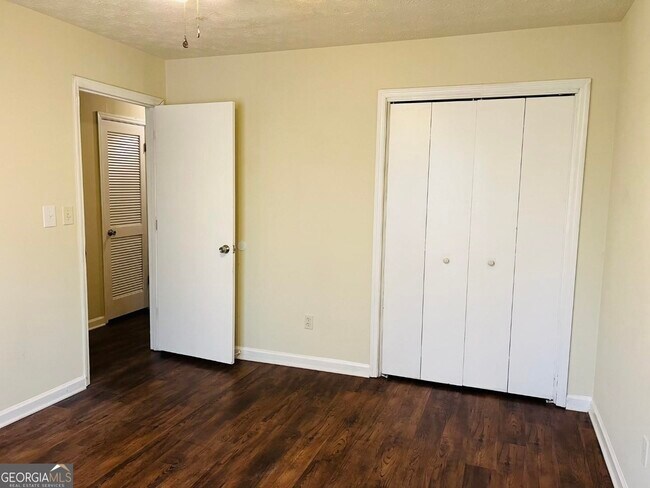 Building Photo - 165 Pine Terrace