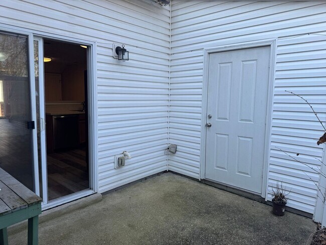 Building Photo - 2BR Townhome in Shadow Glen