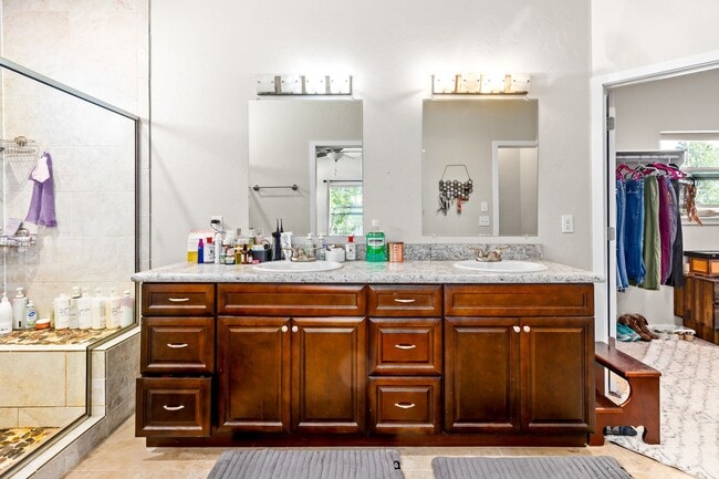 Building Photo - Beautiful & centrally located Whitefish Home