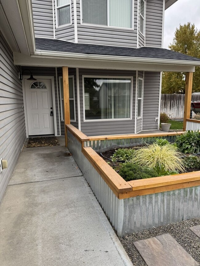 Building Photo - HARD TO FIND 4 BEDROOM