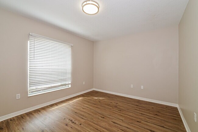 Building Photo - 11305 Lake Dr